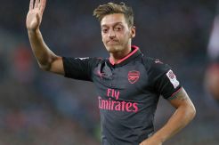 Oezil Buka Mulut Setelah Dibekukan Arsenal