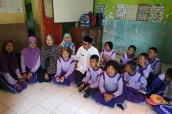 Atap Roboh, Siswa Sekolah Luar Biasa Terpaksa Belajar di Kantor RW