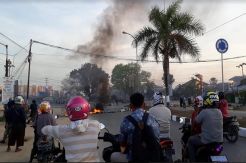 Usai Dipukul Mundur Polisi, Mahasiswa UHO Blokade Simpang Empat Bundaran Tank