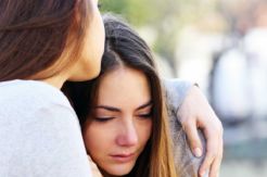 4 Cara Bantu Teman Mengatasi Depresi