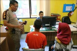 Tepergok Berbuat Asusila, Pasangan Mahasiswa Ini Sibuk Betulkan Celana