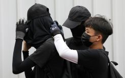 China Larang Pengiriman Paket Berisi Baju Hitam ke Hong Kong
