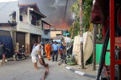 Permukiman Padat Penduduk Terbakar, Petugas Kesulitan Air