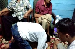 Ditangkap Polisi, Pengedar Sabu Cium Kaki Ayahnya saat Akan Dibawa