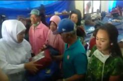 Gubernur Jatim Kunjungi Posko Pengungsi Bencana Angin Kencang Sumber Brantas