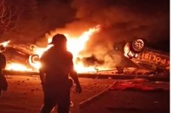Massa juga Rusak dan Jarah Isi Mobil di Depan Stadion Mandala Krida