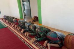 Anggota Satgas TMMD Salat Berjamaah Bersama Warga di Musala
