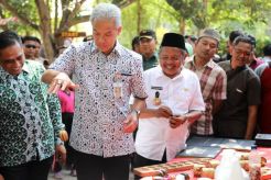 Serunya Lomba Tarik...