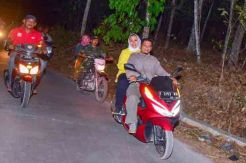 Bupati Karawang Dibonceng Motor Pantau Kebakaran Gunung Sirnalanggeng