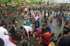 Gelar Ritual Budaya Religi, Bupati Bolsel dan Ribuan Warga Mandi Safar