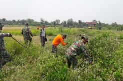Siapkan Landasan Heli, Anggota Kodim Sarko Bersihkan Lapangan Ini
