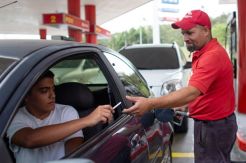 Di Venezuela, Rakyat Bisa Beli BBM dengan Rokok
