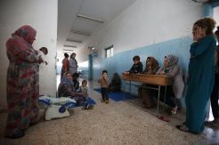 Lari dari Serangan Turki, Keluarga Kurdi Mengungsi di Sekolah