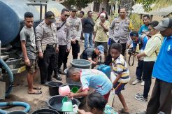 Polres Sikka Droping Air Bersih ke Kampung Hoder