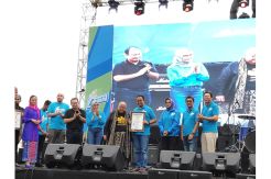 Konvoi 470 Kendaraan Listrik di Jakarta Langit Biru Cetak Rekor MURI