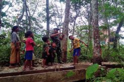 Dandim Sarko Main Ketapel Bersama Bocah Suku Anak Dalam
