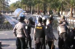 Dilempari Kotoran Manusia, Polisi Pukul Mundur Demo Mahasiswa di Mapolda Sultra