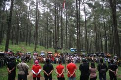 Sumpah Pemuda, Ratusan Off Roader Gelar Upacara di Hutan yang Terjal