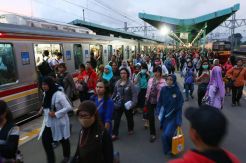 Tawuran Warga Kembali Pecah di Manggarai, Perjalanan KRL Terhambat