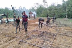 Kekompakan Satgas TMMD Menyiapkan Sarana untuk Acara Penutupan