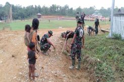 Satgas TMMD Berikan Contoh Kerja Gotong Royong kepada Warga SAD