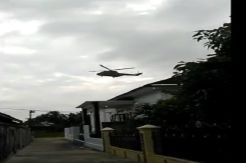 Helikopter Terbang Terlalu Rendah Bikin Warga Panik, Atap Rumah Berterbangan