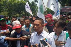 Geruduk Balai Kota, Buruh: Kami Ingin Bertemu Anies Baswedan