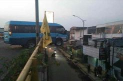 Mengerikan, Mobil Angkutan Karyawan Ini Nyangkut di Flyover Cimindi