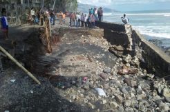 Gelombang 6 Meter Terjang Sikka NTT, 229 Rumah Rusak Warga Mengungsi di Jalan