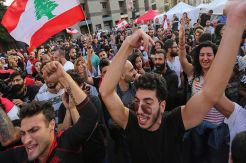 Rayakan Lengsernya PM Hariri, Demonstran Lebanon Menuntut Lebih