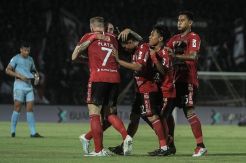 10 Pemain Bali United Tahan Imbang Persela