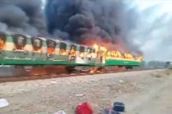Kereta Pakistan Terbakar, 65 Penumpang Tewas yang Sebagian Terpanggang
