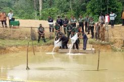 Pangdam Sriwijaya Tabur Bibit Ikan di Kolam Usai Tutup TMMD