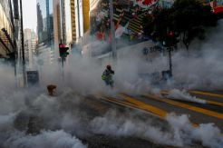 Pusat Kota Hong Kong Menjadi Medan Perang Saat Malam Tiba