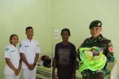 Mengharukan, Anggota Yonif 411 Kostrad Bantu Persalinan Tengah Malam