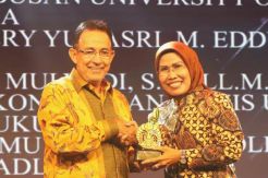 Peduli Pendidikan, Bupati Serang Raih Penghargaan dari Universitas Indonesia