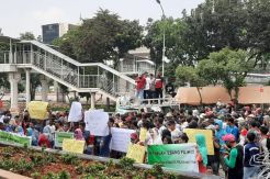 Tak Bisa Gajian, Ratusan Karyawan Gelar Demo
