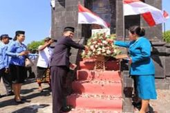 Peringati Hari Pahlawan, Bupati Suwirta Beri Bantuan kepada Anggota LVRI Klungkung