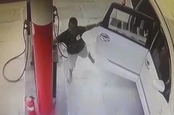 Penumpang Mobil Curi Ponsel Karyawan SPBU Terekam CCTV