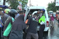 Terjatuh saat Salip Kendaraan, Pengendara Sepeda Motor Tewas Dilindas Mobil