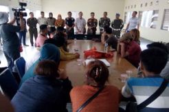 Satpol PP Karawang Tangkap Dua Belas Pasangan Mesum