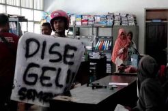 Protes Sengketa Lahan IUP Blok Mandiodo, Kantor Dinas ESDM Sultra Disegel