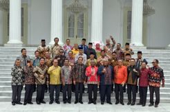 Gubernur Gorontalo Tampil Beda di Istana Presiden