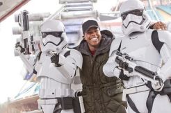 John Boyega Sedih Ucapkan...