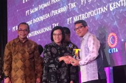 Adaro Energy Raih Award dari Sri Mulyani dan Dirjen Pajak