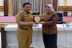 Bupati Kobar Terima Penghargaan Swasti Saba Kemenkes