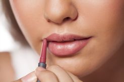 Hindari 5 Kesalahan Umum dalam Pengaplikasian Lipstik Ini