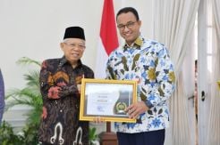 Anies Terima Penghargaan KIP Kategori Provinsi Informatif