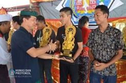 Bupati Suwirta Serahkan Hadiah Pemenang Klungkung Kite’s Festival