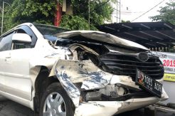 Tabrakan di Tol Cawang, Mobil Diduga Milik Anggota Paspampres Ringsek